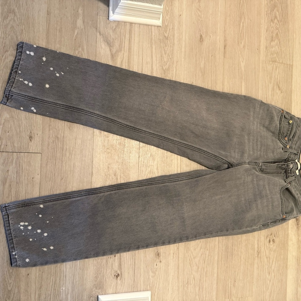 Levi’s low pro straight size 28 woman’s grey wash with white paint splatters